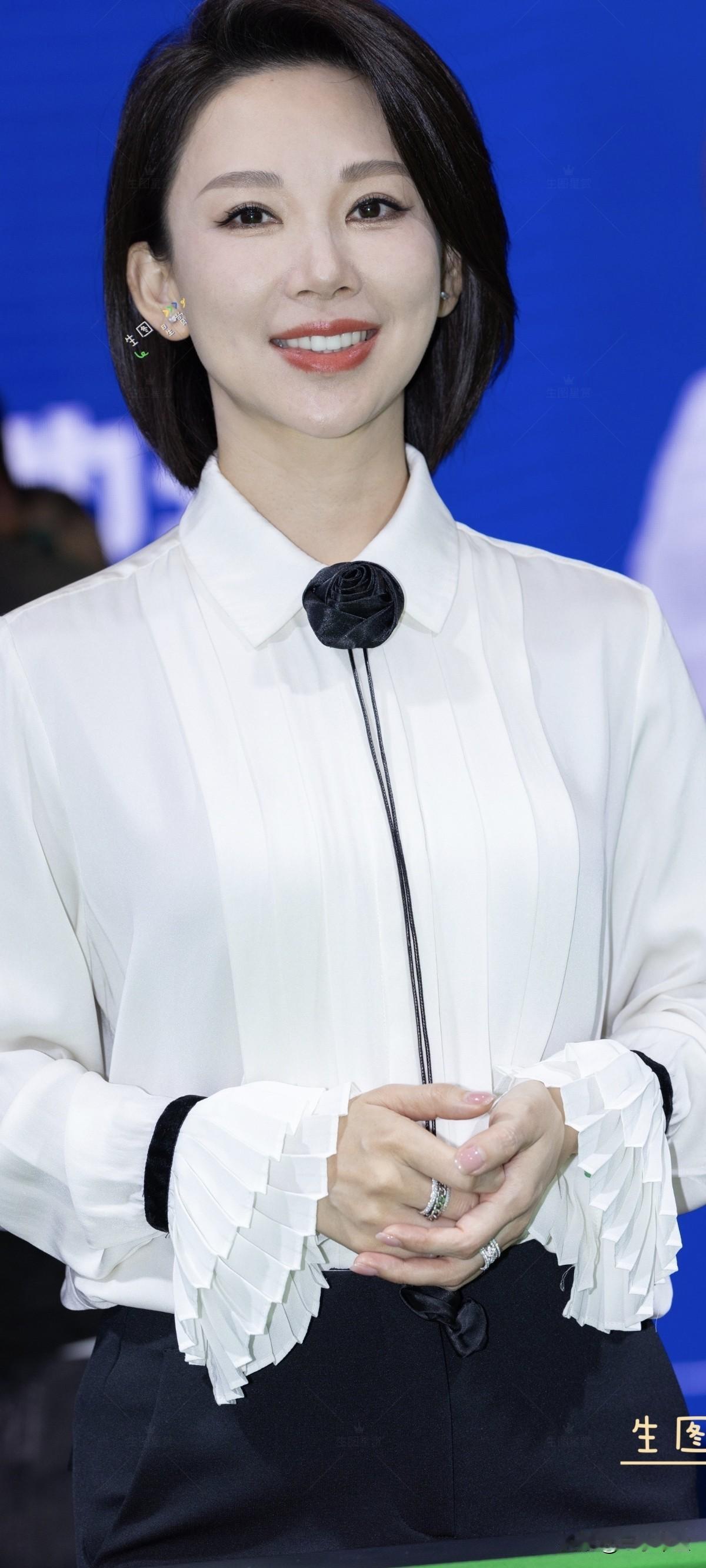 九球天后的魅力，走路带风，九球天后风采依旧，令人钦佩。