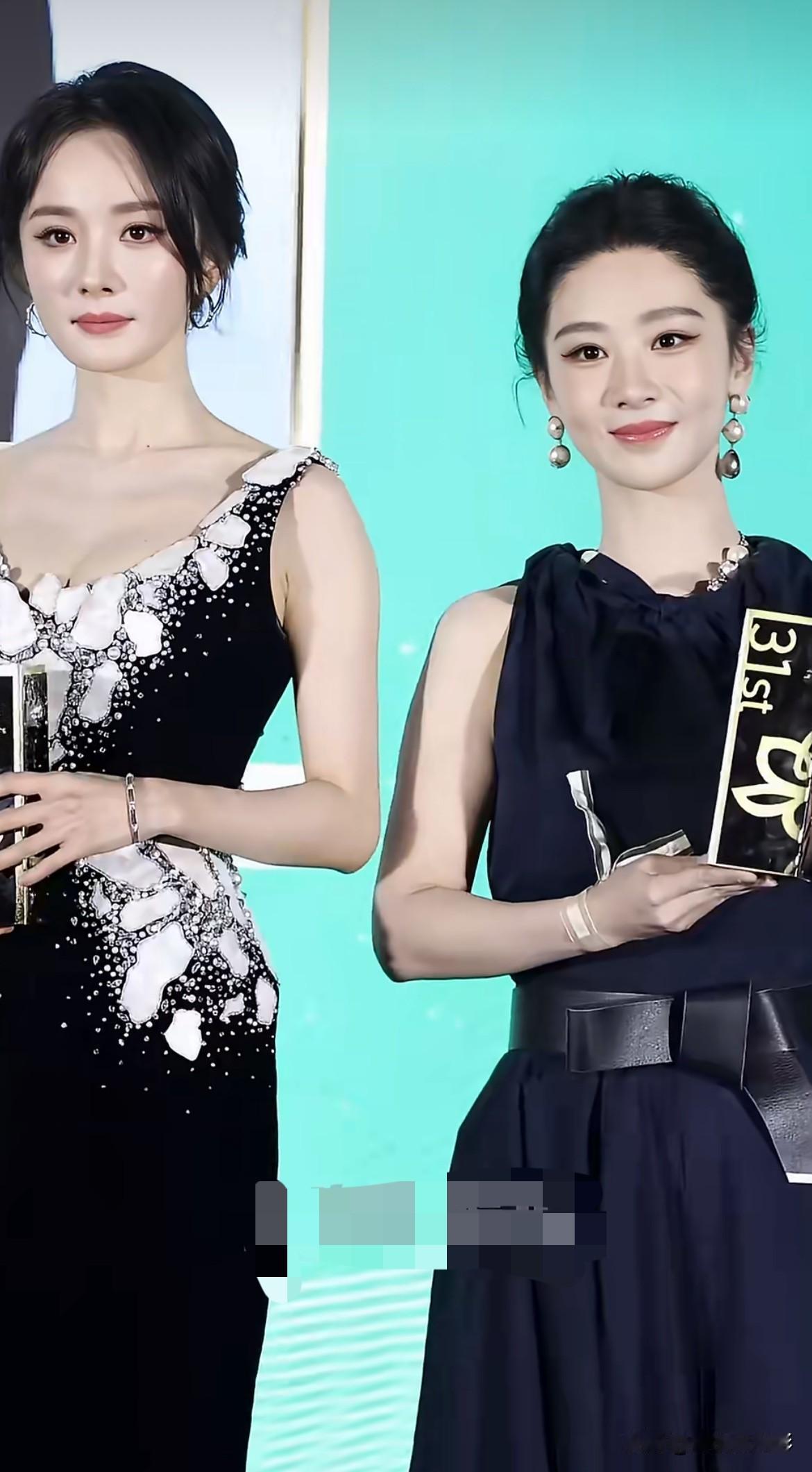 杨幂、杨紫现身白玉兰入围晚宴同框，观感格外微妙。一位85花一位90花，本是同辈女