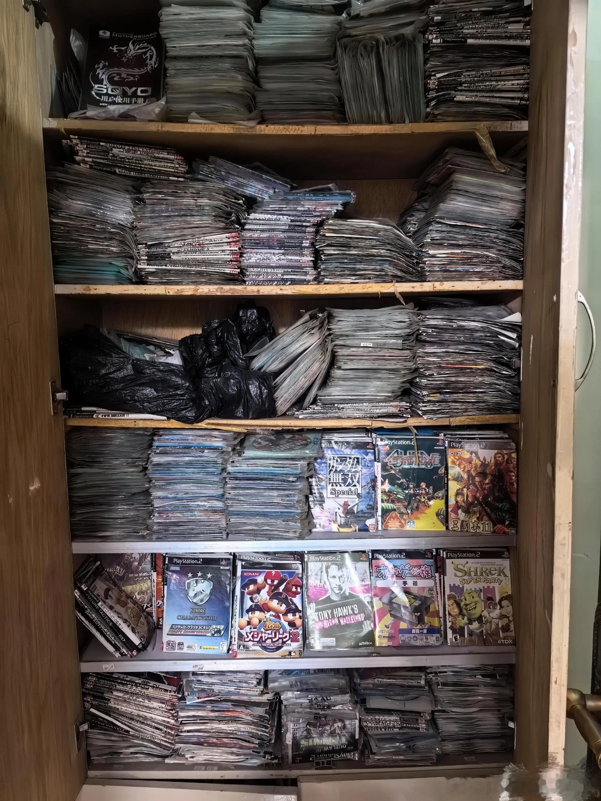 在贴吧刷到一位网友发帖讲自己老爸之前开店卖碟，后来店关了，就把没卖完的PS2盗版