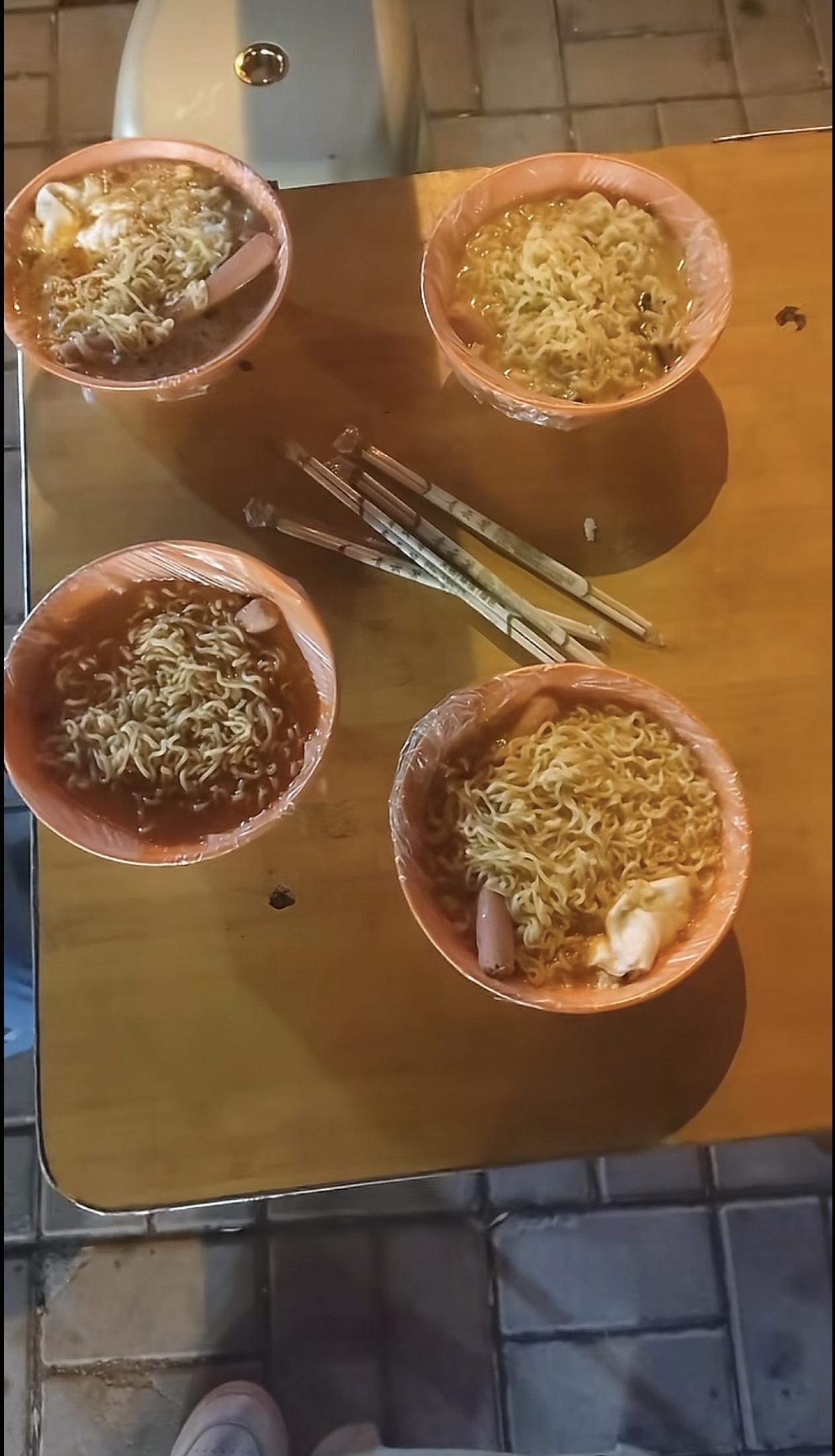 方便面刺客？近日，山西太原。晚上八点左右白求恩附近，一男子与朋友在一流动摊贩处点