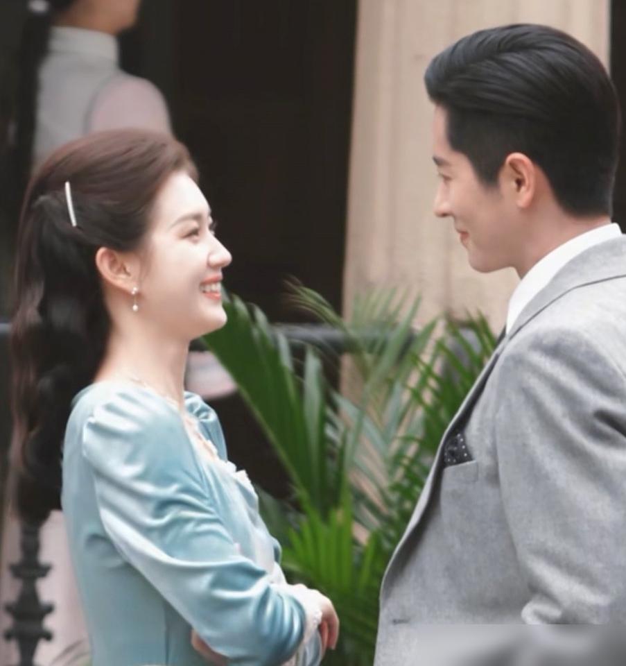 最近翻到《玉簟秋》去年的路透瓜。女二郭宇欣的造型真狠。缎面旗袍换着玫红宝蓝