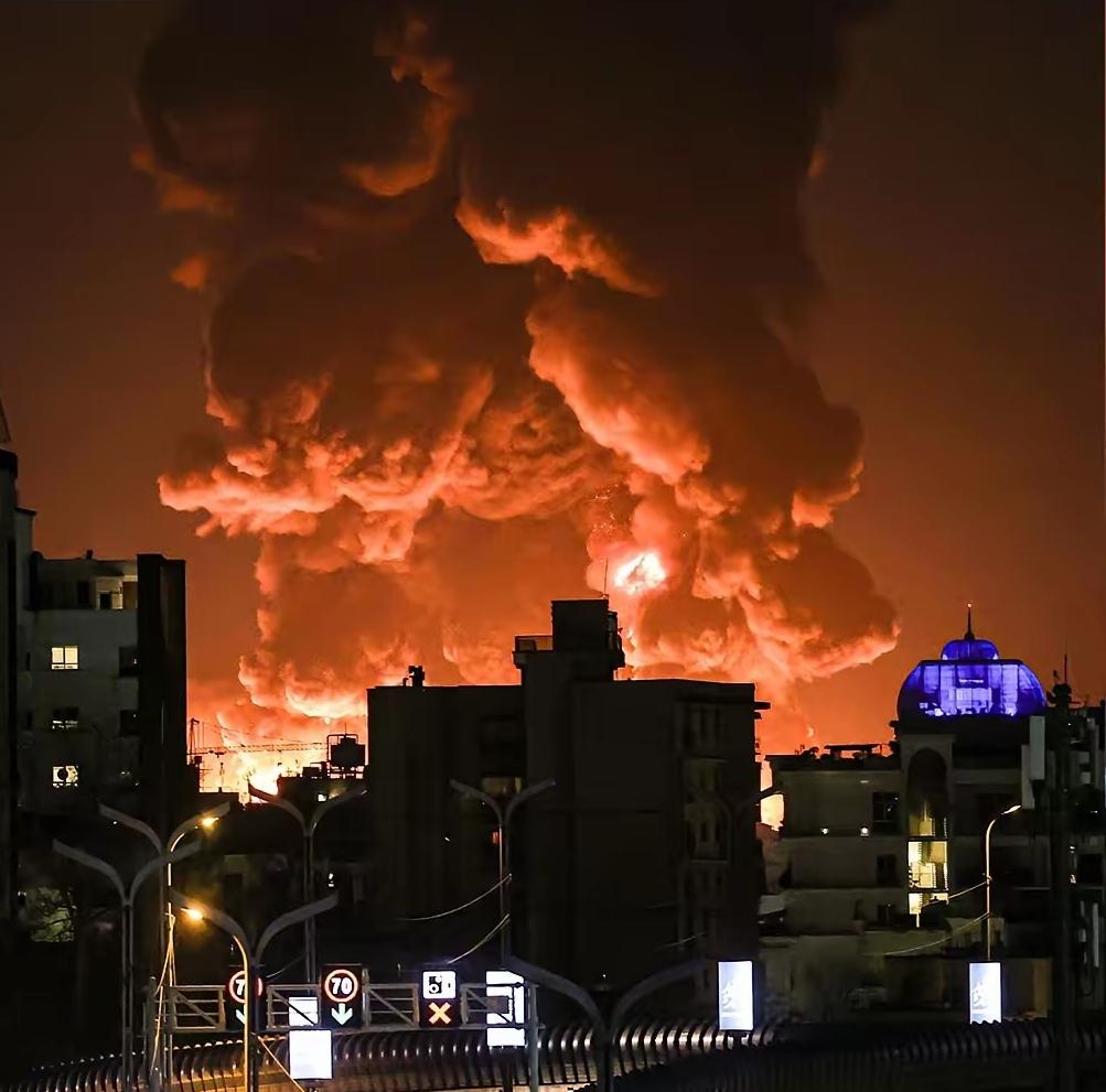 美以联手对德黑兰石油储存设施展开空袭，实际等同于将“油桶”点燃，试图侧面切断伊朗