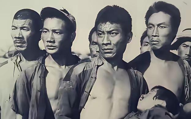 1938年，一游击队长妻女被日寇抓走，他索性绑了敌人的妻子准备换人，游击队长觉得