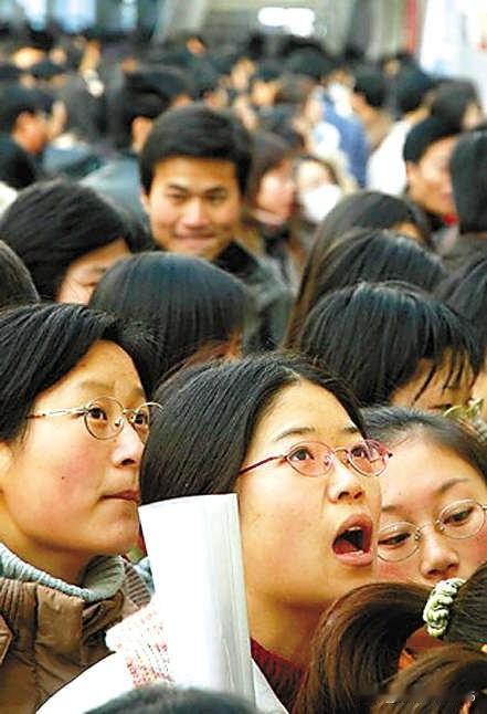 小永本科毕业，便踏上考研、考公之路。考研失利，转战国考与事业单位，最终也惜败。他