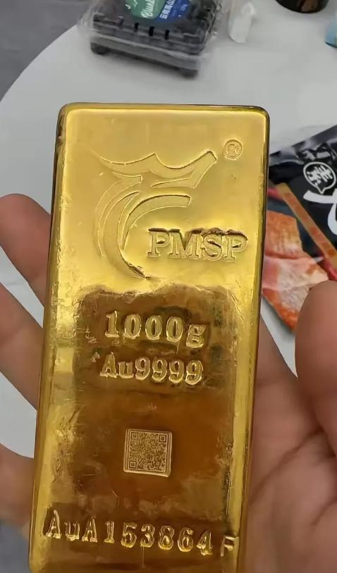 深圳女商户做梦也没想到，自己卖了近80万黄金前特意核查了买家身份证，结果当晚账户