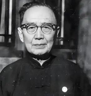 1912年洞房之夜，郭沫若见发妻容貌不佳，转身欲走，发妻拉住他苦苦哀求：给我个娃