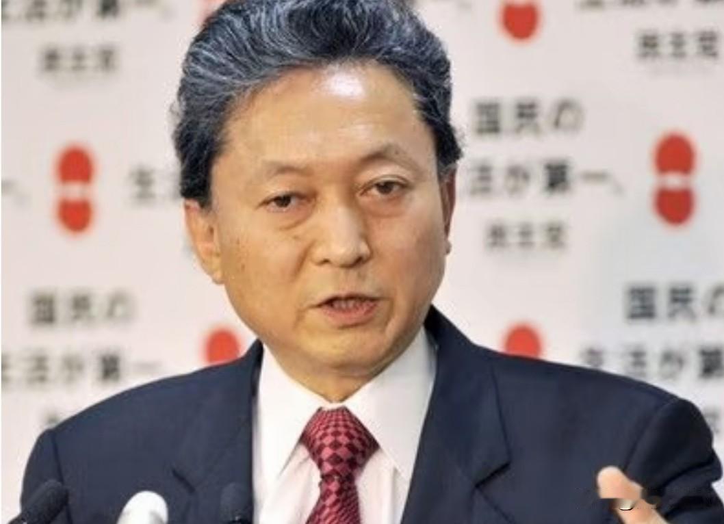 普京登上北方四岛之后，日本前首相鸠山由纪夫对日本现政府提出了批评。鸠山由纪夫表示