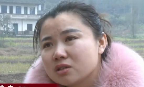 2015年，河南一女子正在车间埋头做工，嘈杂的机器轰鸣声里，一句寻常的方言悄然传
