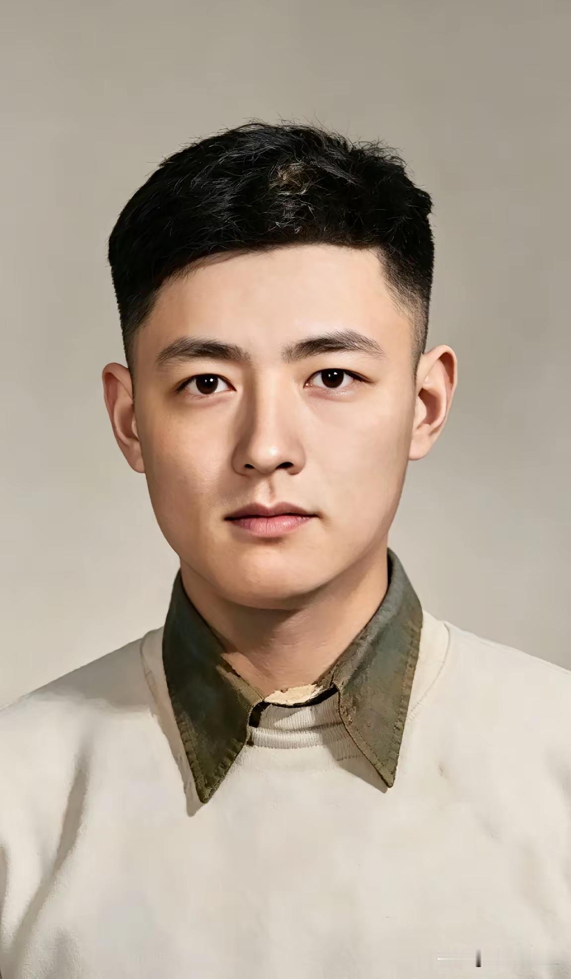 胡歌长的确实有一点像游本昌老师游本昌老师的照片，年轻时候的游本昌看起来英俊儒雅