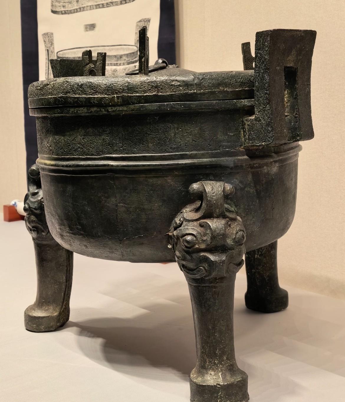 李三孤堆塌了，锄头比考古队早十年，幽王棺里只剩一把锈剑。1933年春，寿县朱家