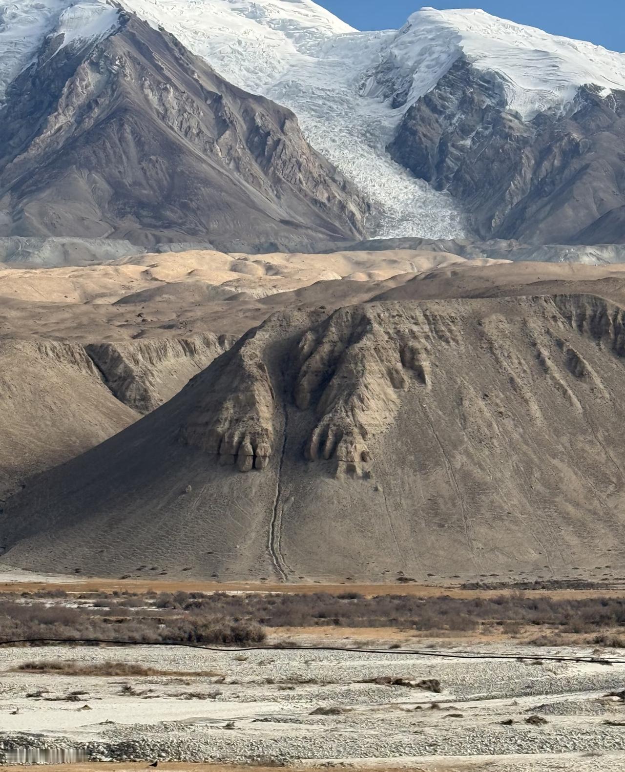 昆仑山这个造型有什么说法？如图，在南疆塔什库尔干路过看到山上有两个大爪[呲牙笑]