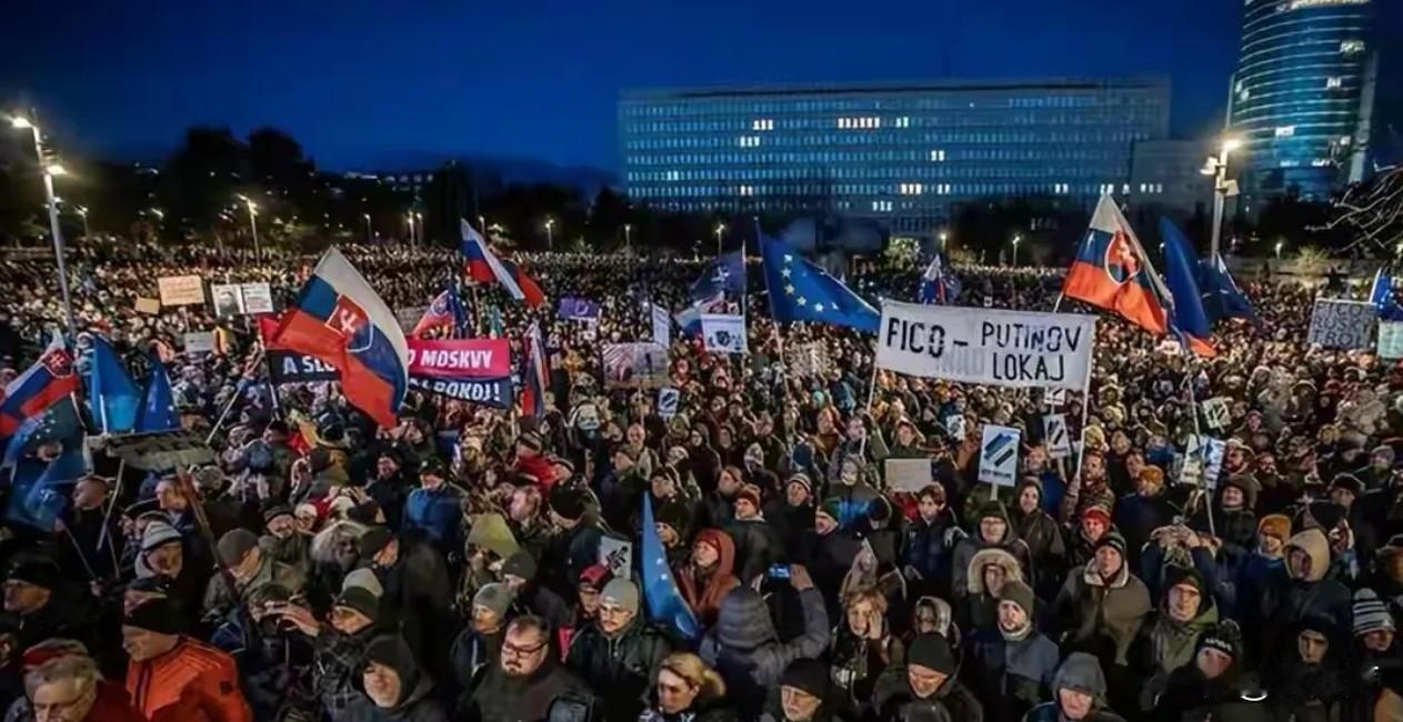 斯洛伐克全国暴怒！数万人上街反菲佐，司法改革藏集权野心？当地时间12月16日