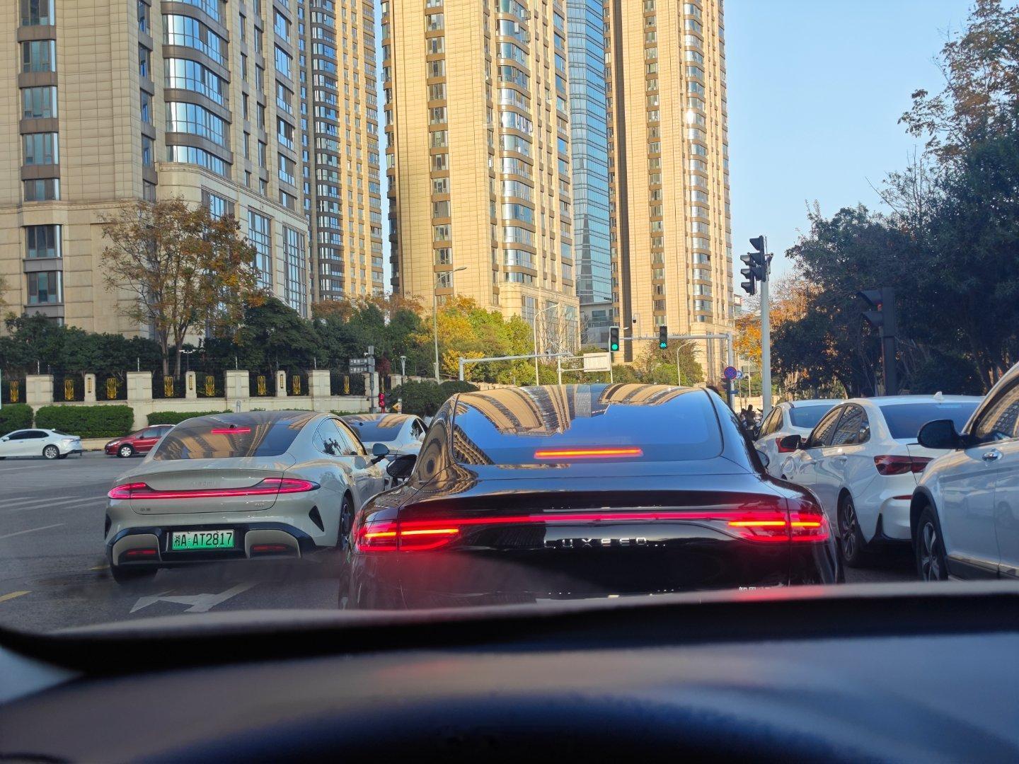 这俩尾灯好像是反向设计的？