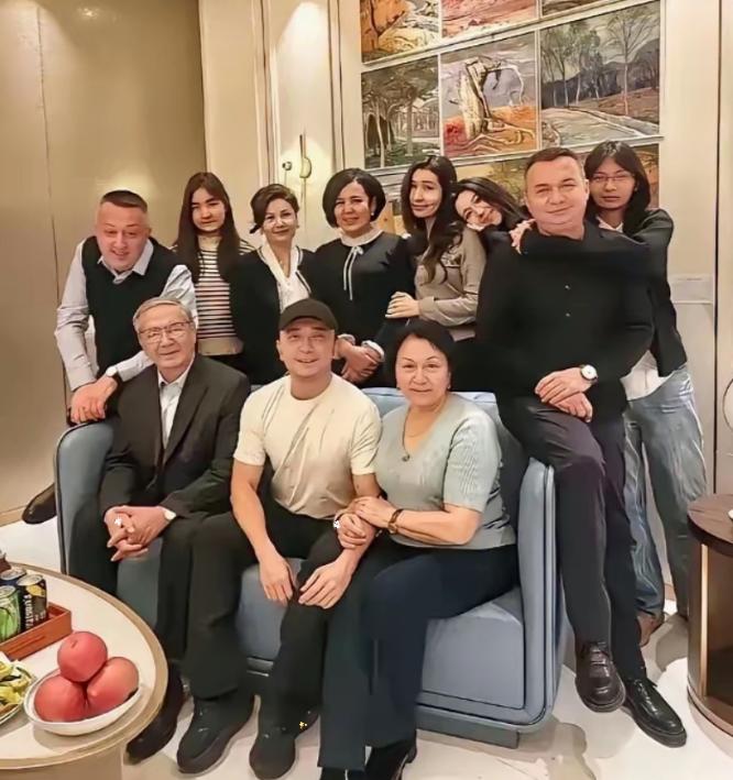 这个世界上最搞不懂得，就是尼格买提的父母了。明明各自都离婚带娃，居然二婚又生了个