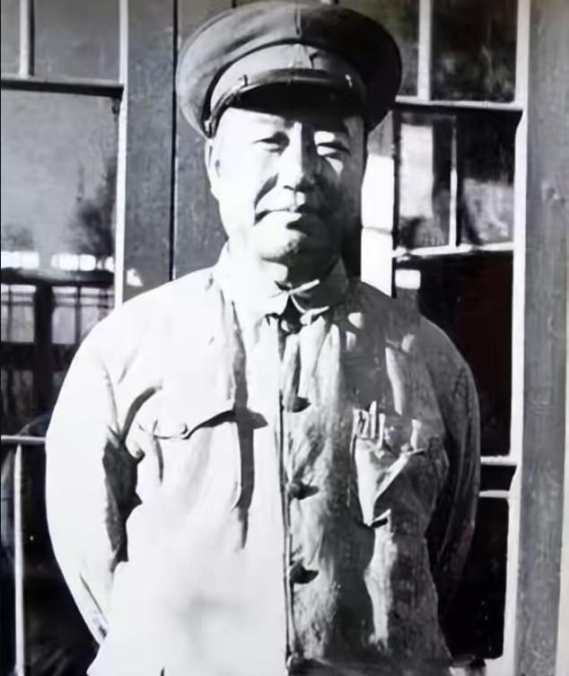 1958年，北京十三陵水库工地上，一位干部当着众人面，指着时任69军军长董其武的