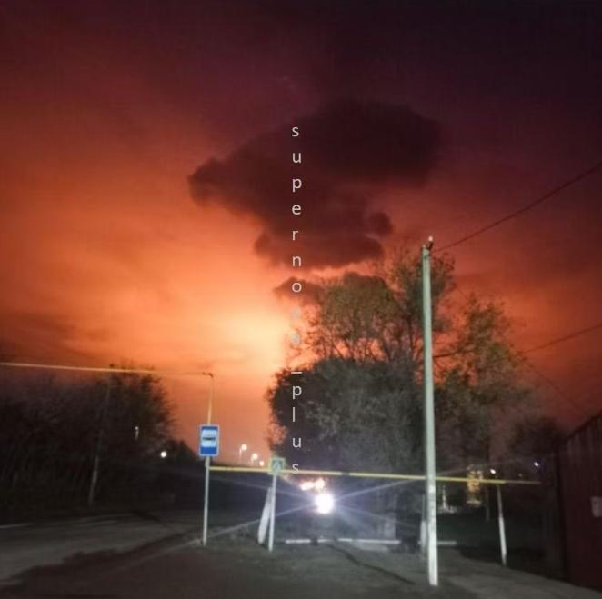 俄罗斯年产450亿立方米天然气奥伦堡天然气处理厂被乌克兰无人机命中，已经连续大爆