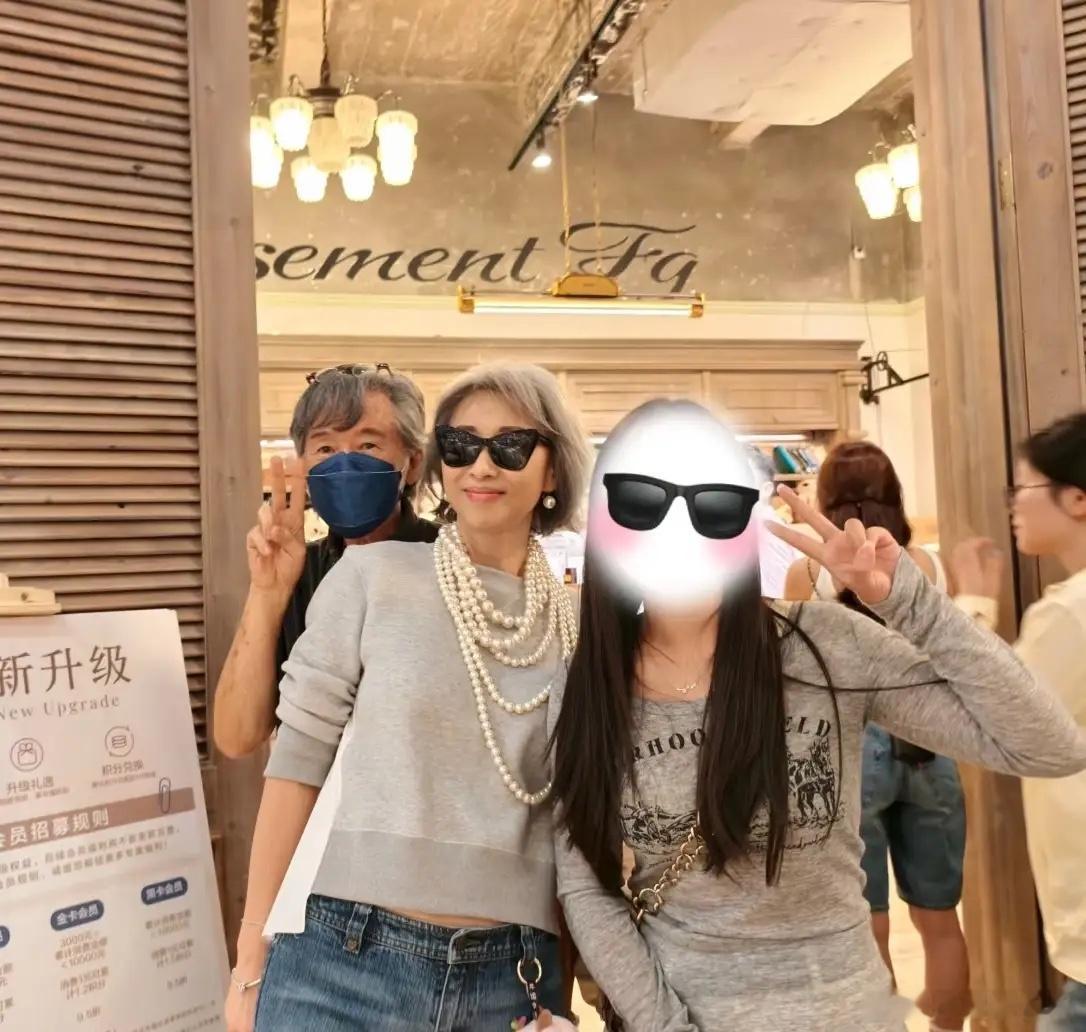 有网友在上海偶遇叶倩文林子祥，夫妻俩在逛街，状态好年轻！尤其是叶倩文，今年也64