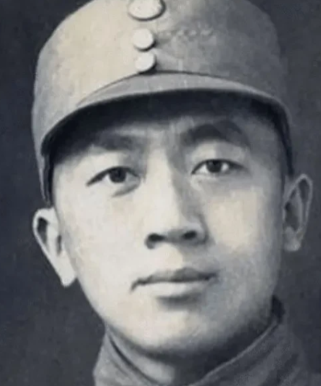 1944年，一打入敌人内部的地下党刚查完哨回到家里，伪副师长的妻子就慌里慌张的推