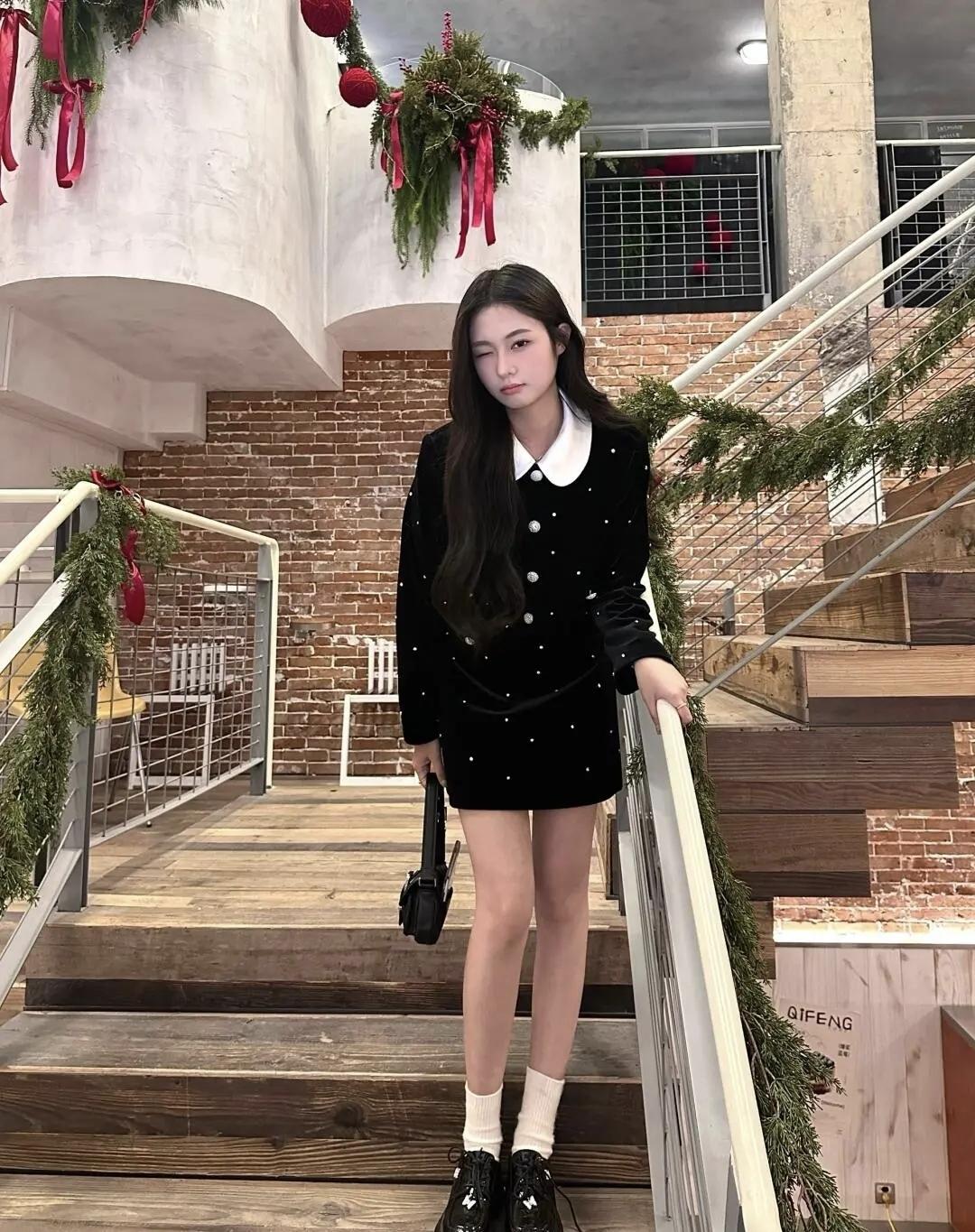 圣诞氛围拉满的街角，丝绒裙的复古浪漫撞上红绸绿枝的温柔，每一帧都是冬日限定的精致