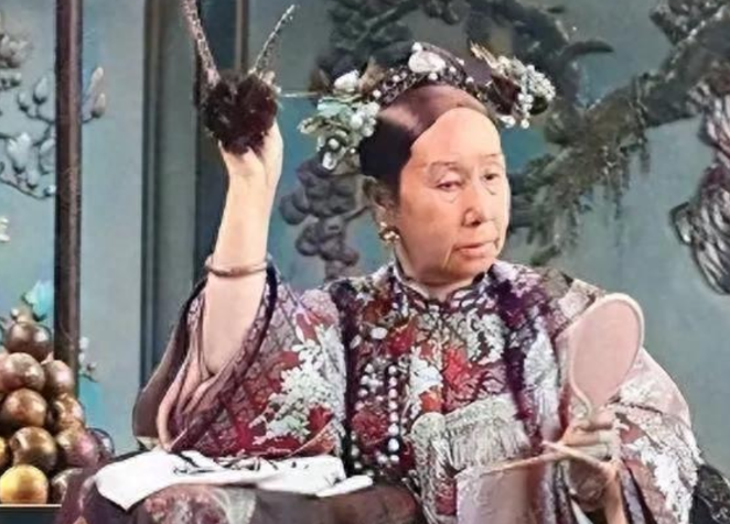 1880年，慈禧的屁股上长了疖疮，烦躁得很。太医们束手无策，毕竟谁敢摸太后的屁股啊。无奈之下，李莲英