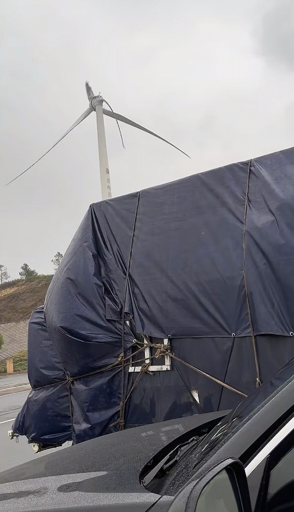 我的天，鄱阳湖服务区，标志性的风力发电，竟然出现了叶片断裂的情况，根据视频发布者