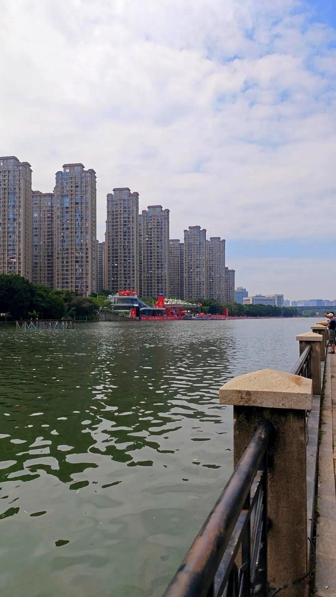 2025年福州龙舟赛在海峡会展中心附近的龙舟河举办，上午已结束，还有许多市民不知