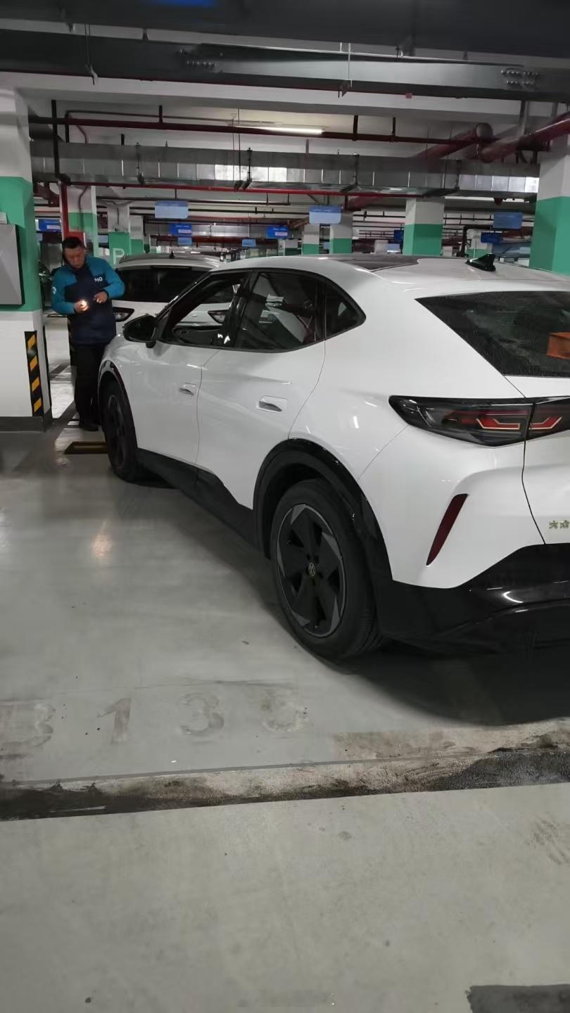 拖车100多公里，因为跨城了，报价600多元，有点贵！灵机一动，打开蔚来驾享，让