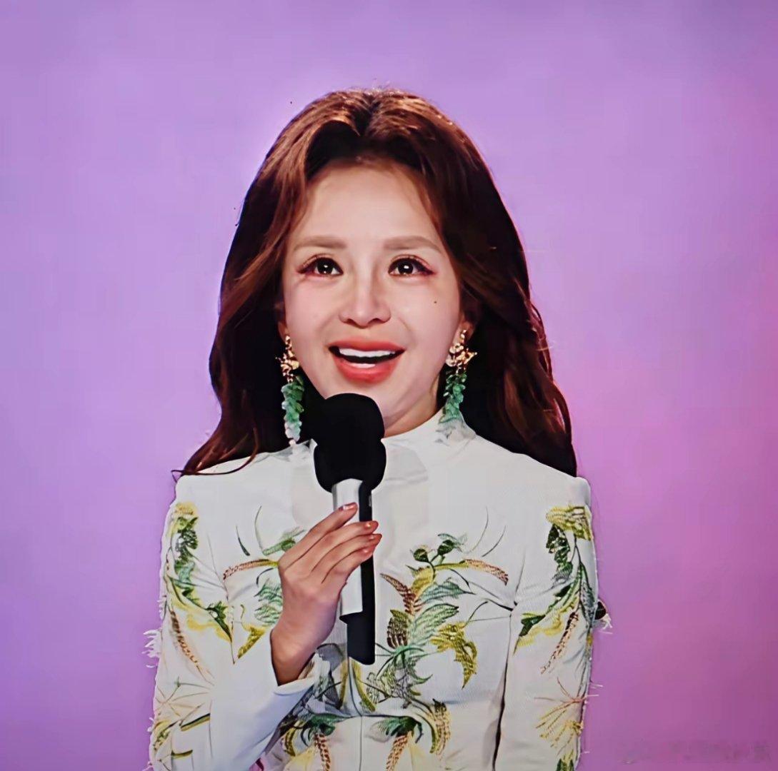 朱迅一出场，评论区都是劝她退出的。实话实说，先不说朱迅的主持风格怎么样，单单朱迅