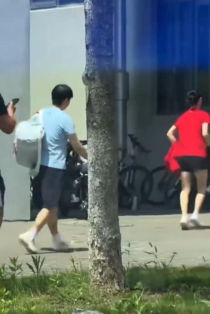 今日份新鲜上训的莎莎，莎莎的裤子很宽看着像穿裙子一样，要是莎莎真的穿裙子那就更好