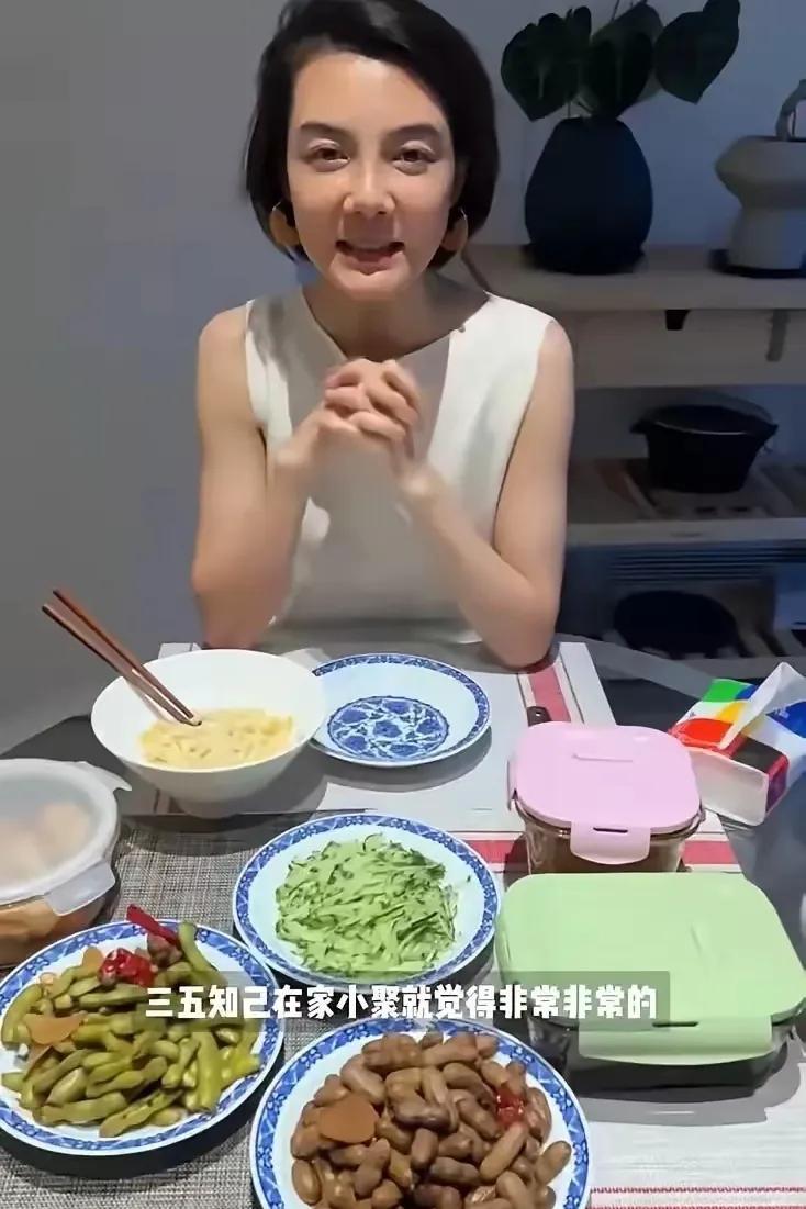 用剩菜，素菜招待朋友，过生日，43岁的车晓如今的生活过得太节俭了身住大别墅，却