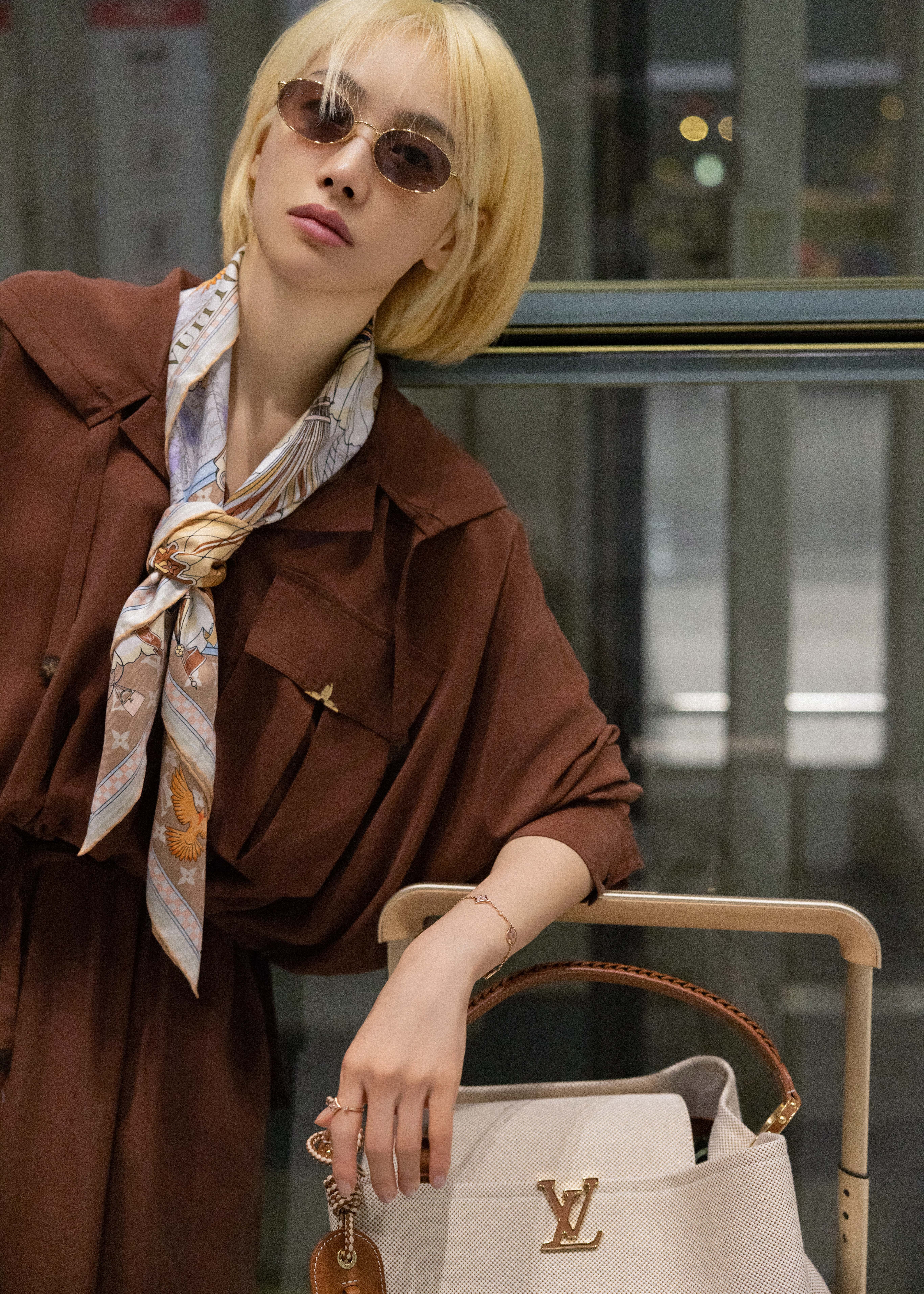 宋茜金发老钱风机场造型宋茜焦糖棕套装搭配金发与丝巾，松弛又贵气，自带高级质感。