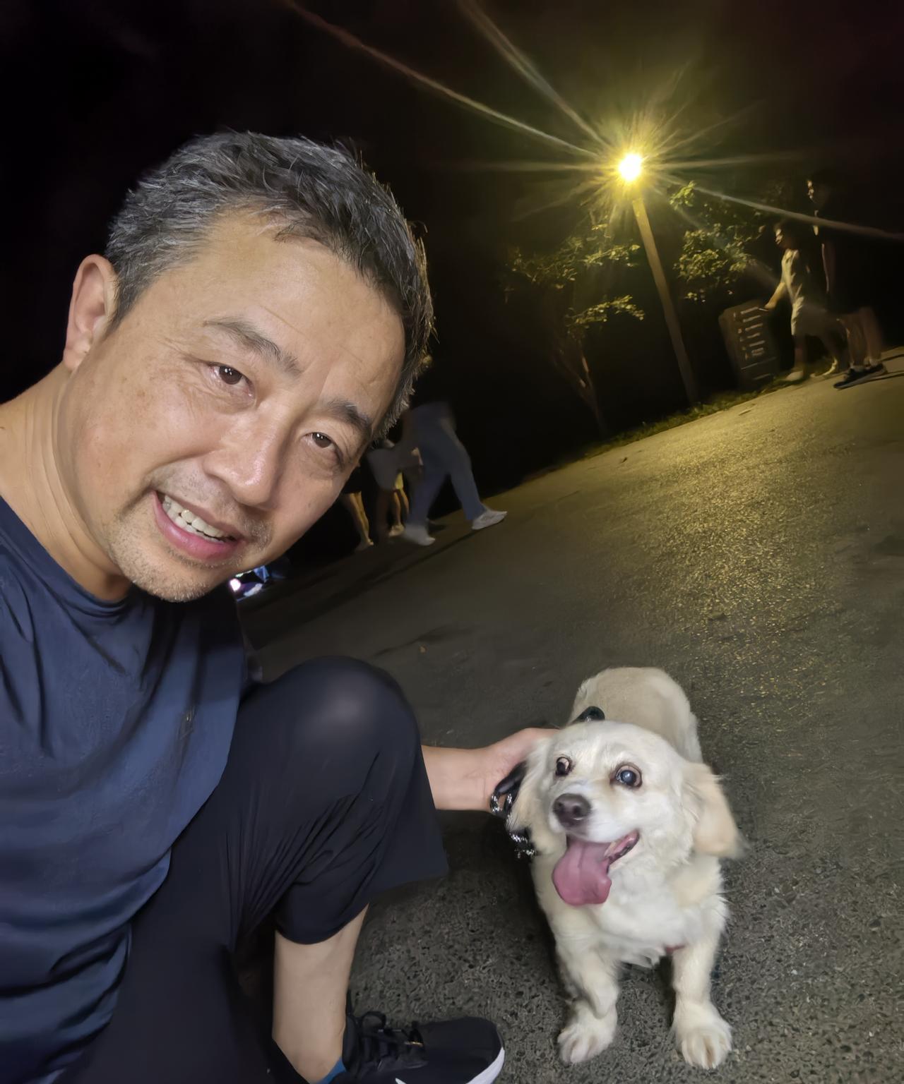 晚上带仔仔爬山，有一段很陡的坡。看着仔仔伸长舌头、气喘吁吁，我觉得它爬不动——毕