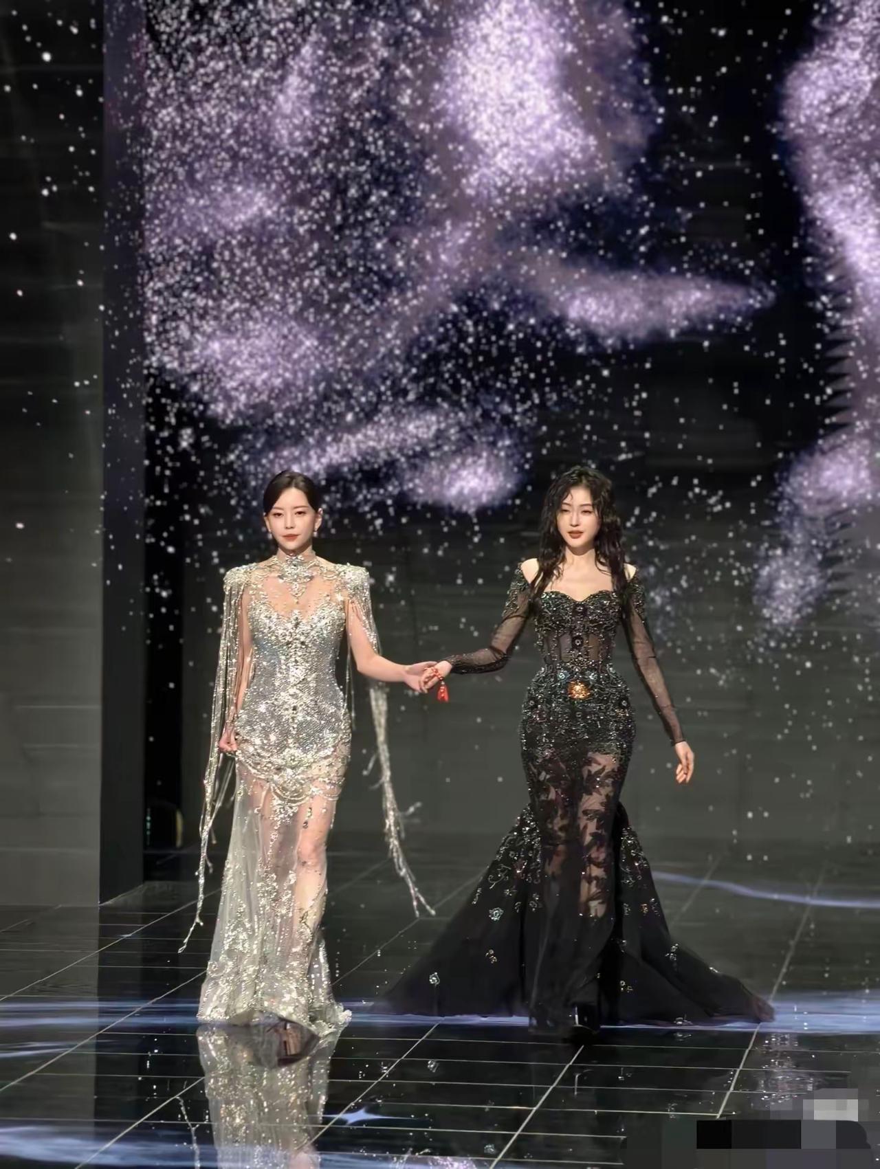 不比不知道，一比差距尽显于文文和张天爱同框，尽管二人都穿刺绣礼服，可身材比例和