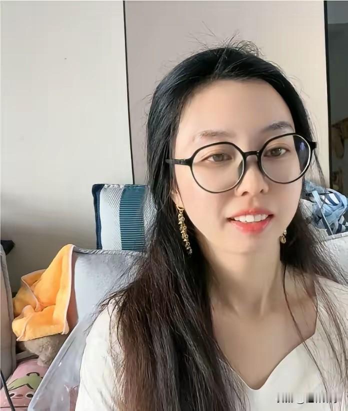 田静否认是许敏的儿媳妇，也不承认是老杜的儿媳妇。田静回应掷地有声！有网友