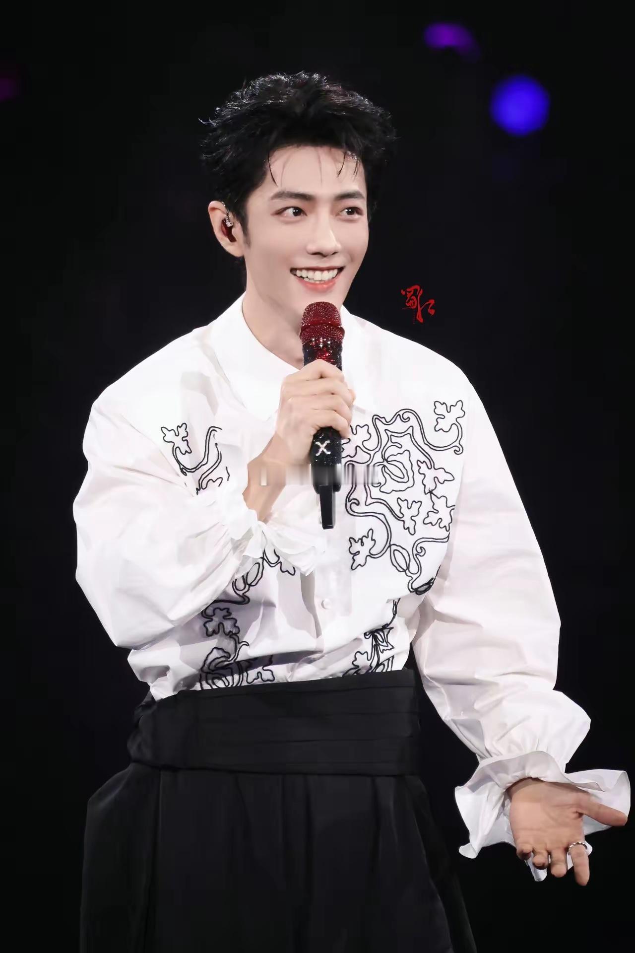 肖战这个演唱会嘉宾真的满分，完全不抢场子，所有的talking都在夸那英，夸她专