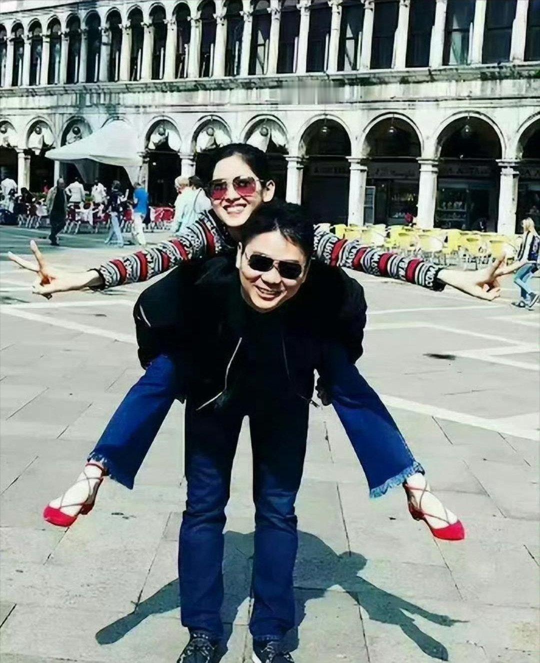 这会的刘强东三十八岁，章泽天十八岁，刚认识不久​