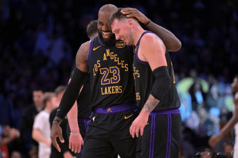 复仇老鹰！湖人双核暴走创2神迹，詹皇准三双东契奇队史第一2026年1月14日N