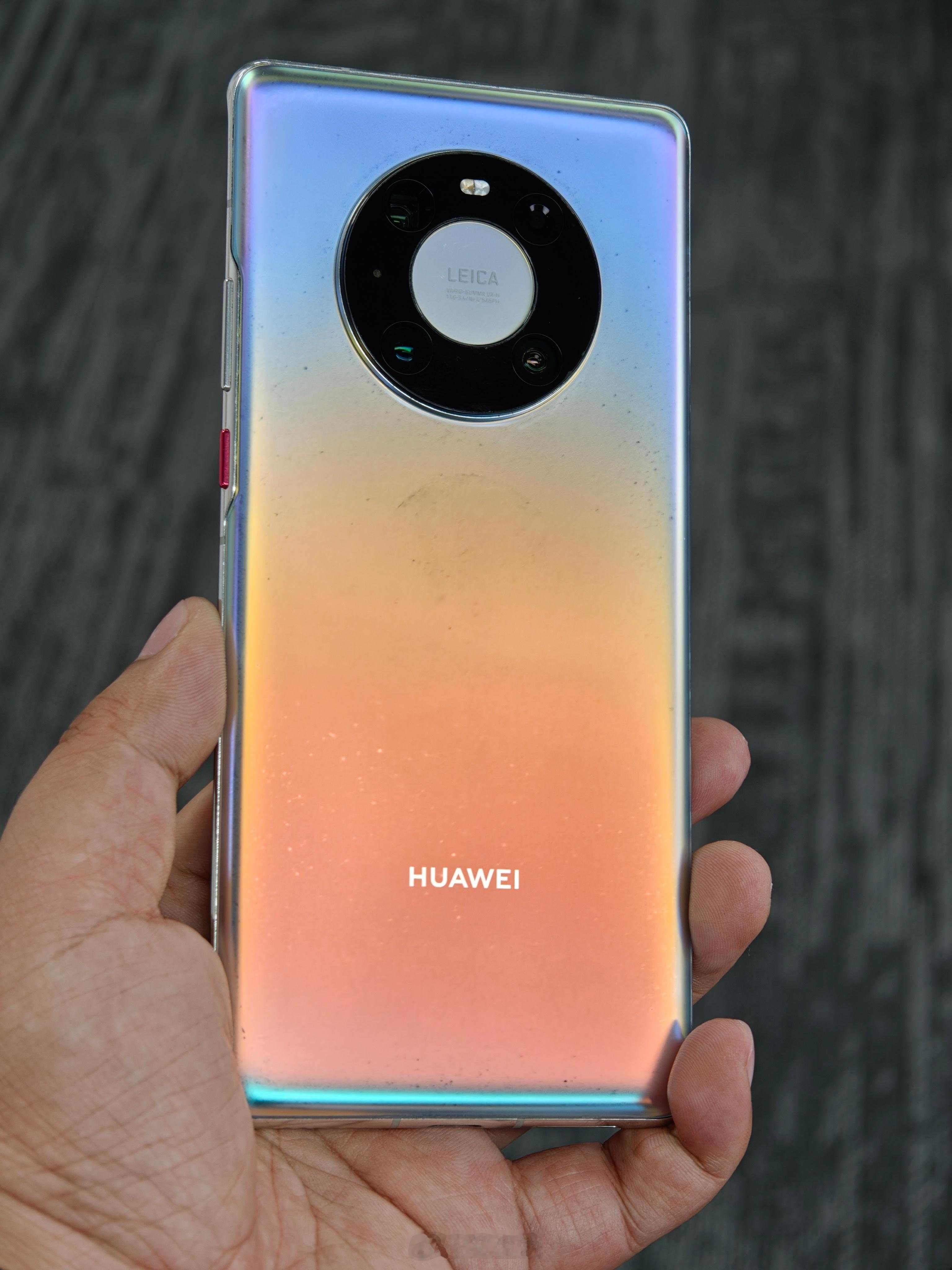 现在很难再看到这么五彩斑斓的后盖了