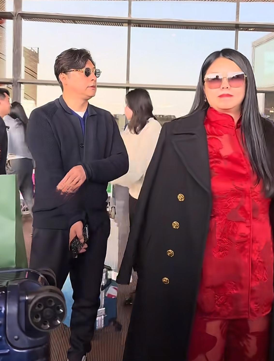 李湘和前夫王岳伦合体回国了，被李湘这真实身材惊诧到了[捂脸哭]目测体重得有180