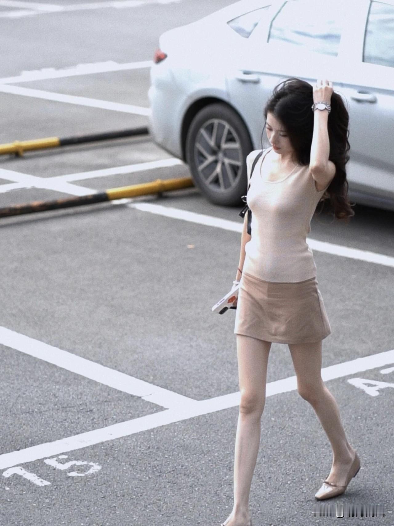 路边拍照是不是总觉得摆拍痕迹太重？其实松弛感才是出片的关键！我发现几个超实用的动