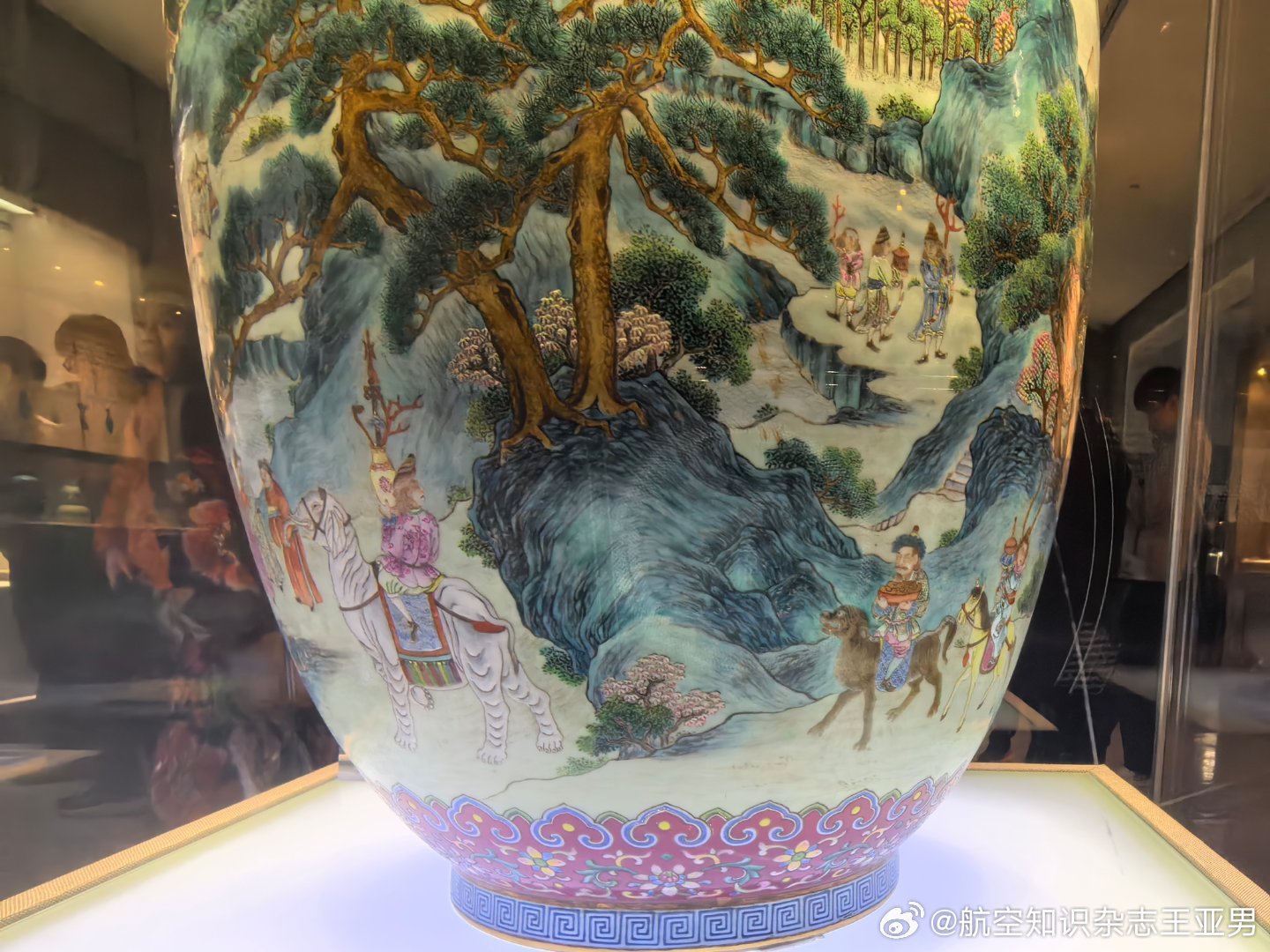 马戛尔尼觐见乾隆一事，竟然在景德镇博物馆看到了瓷器版——乾隆洋彩万国来朝太平尊。