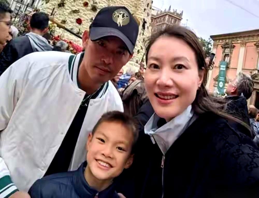 聊聊林丹和谢杏芳。当年那张照片，全网都在等谢杏芳一个声明，等她把门一摔，从此两