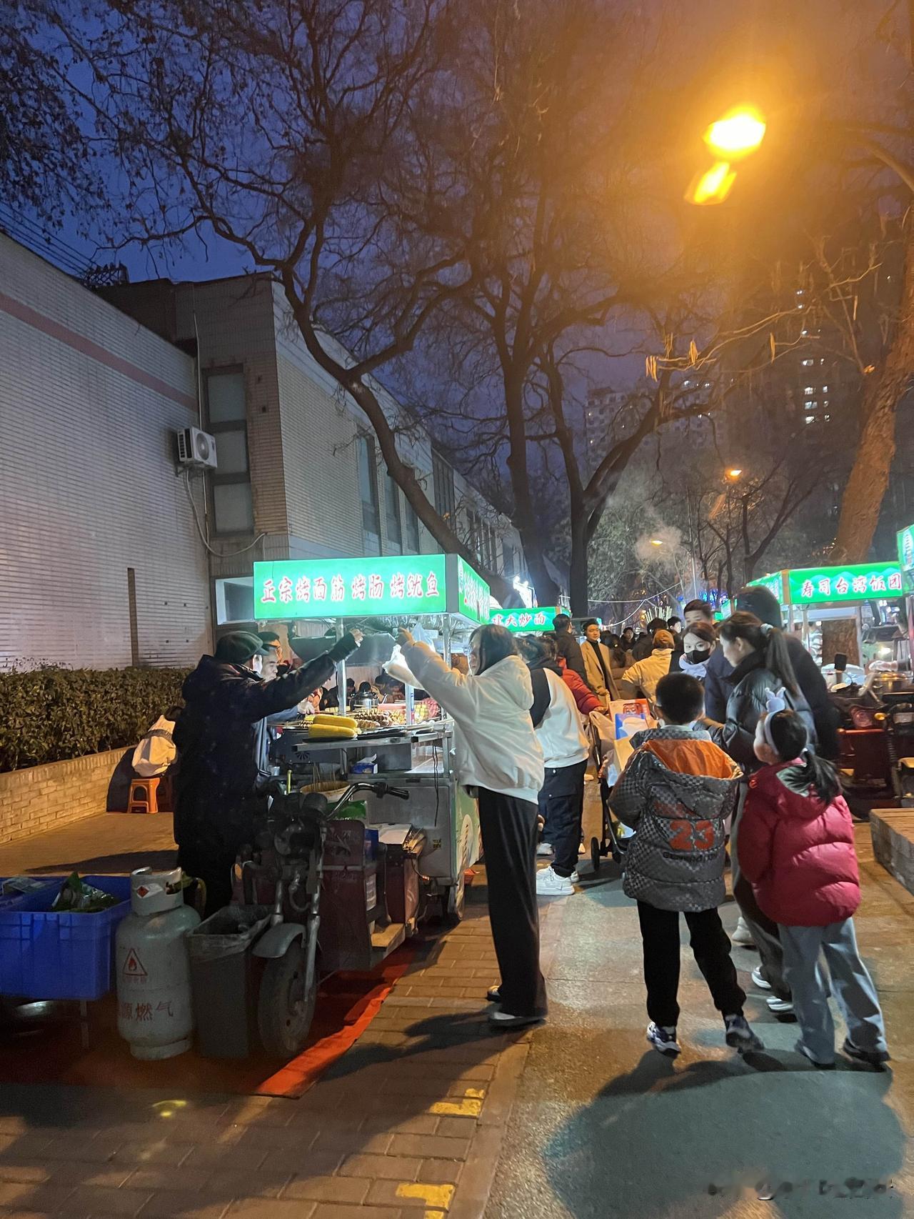 西安的夜市是不分春夏秋冬的寒冬腊月在大街上吃饭都是司空见惯的事儿，不