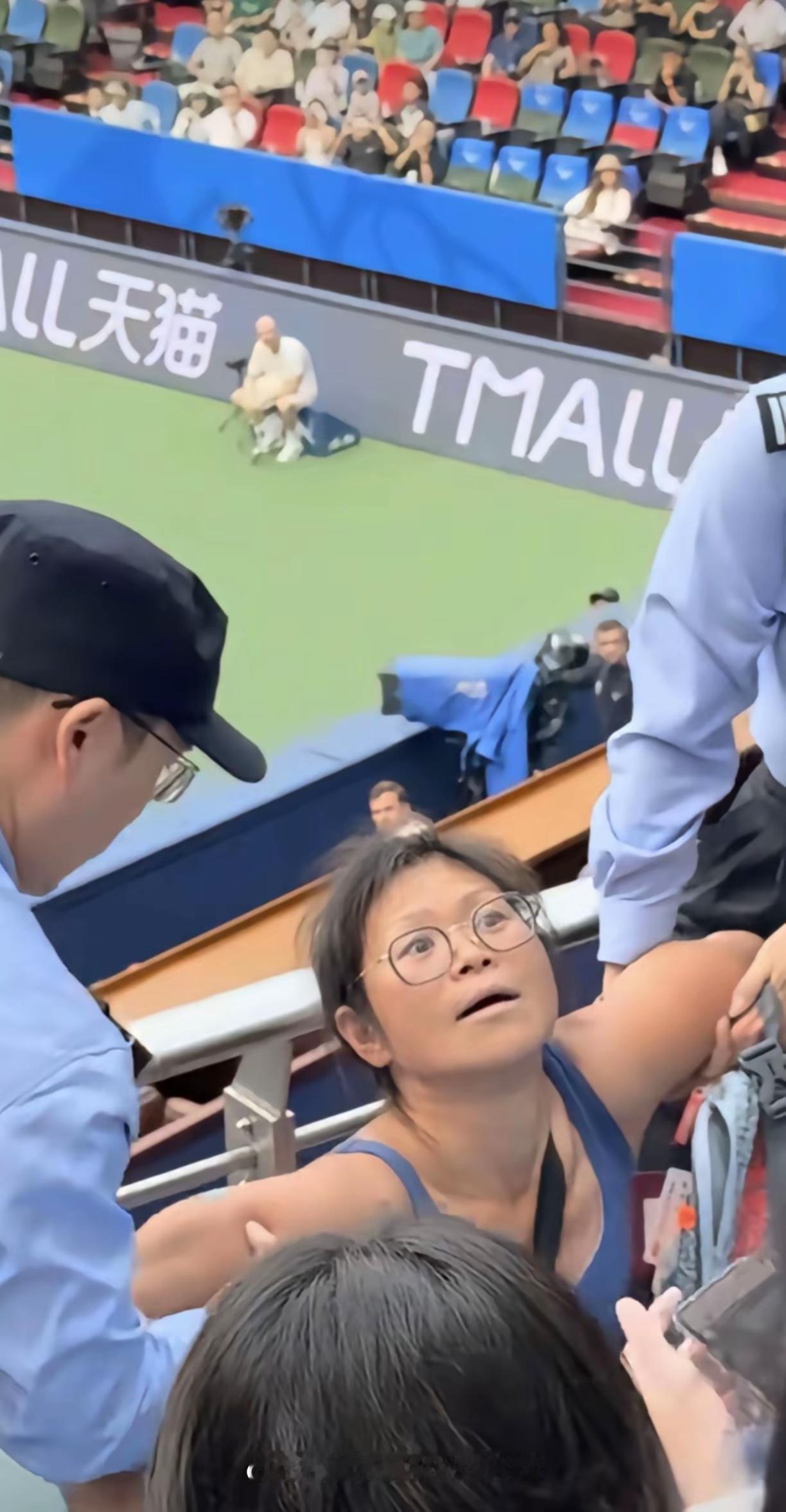 10月1日，在上海劳力士大师赛观众席上，有一位肤色晒黑的女士被三四个帽子叔叔和姐