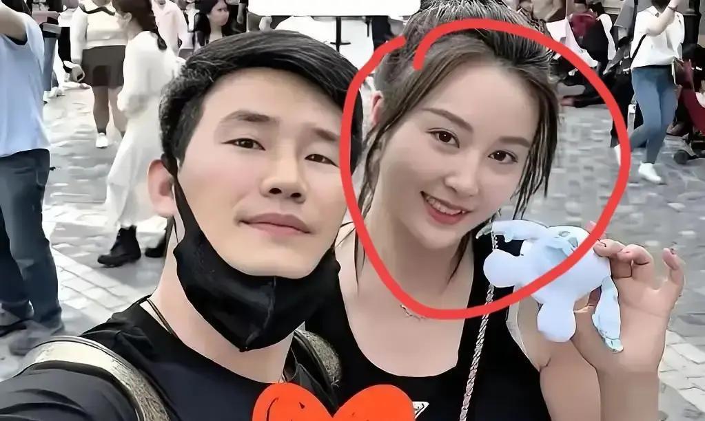 别信嘎子直播间哭穷，他别墅月供12万的车轮，可能正从你买的酒上碾过去。北京