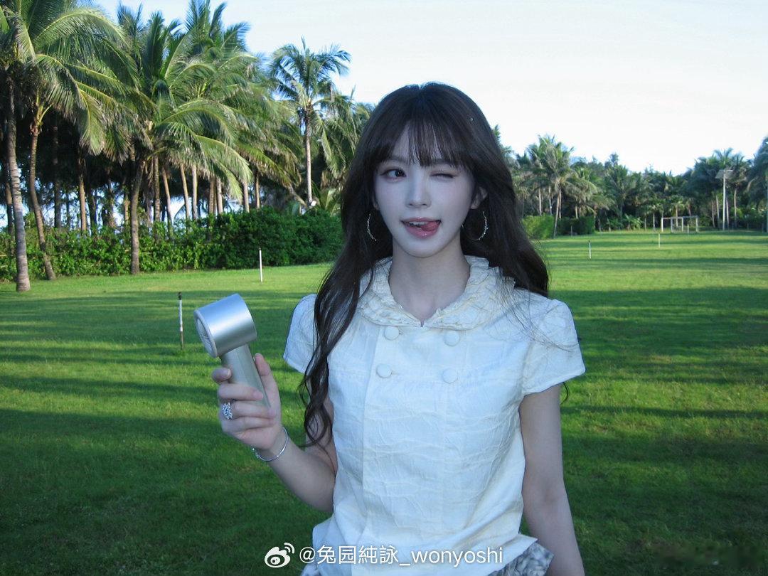 田曦薇🐈田曦薇素颜染发轻松驾驭各种发色，素颜也是萌萌的小猫🥺