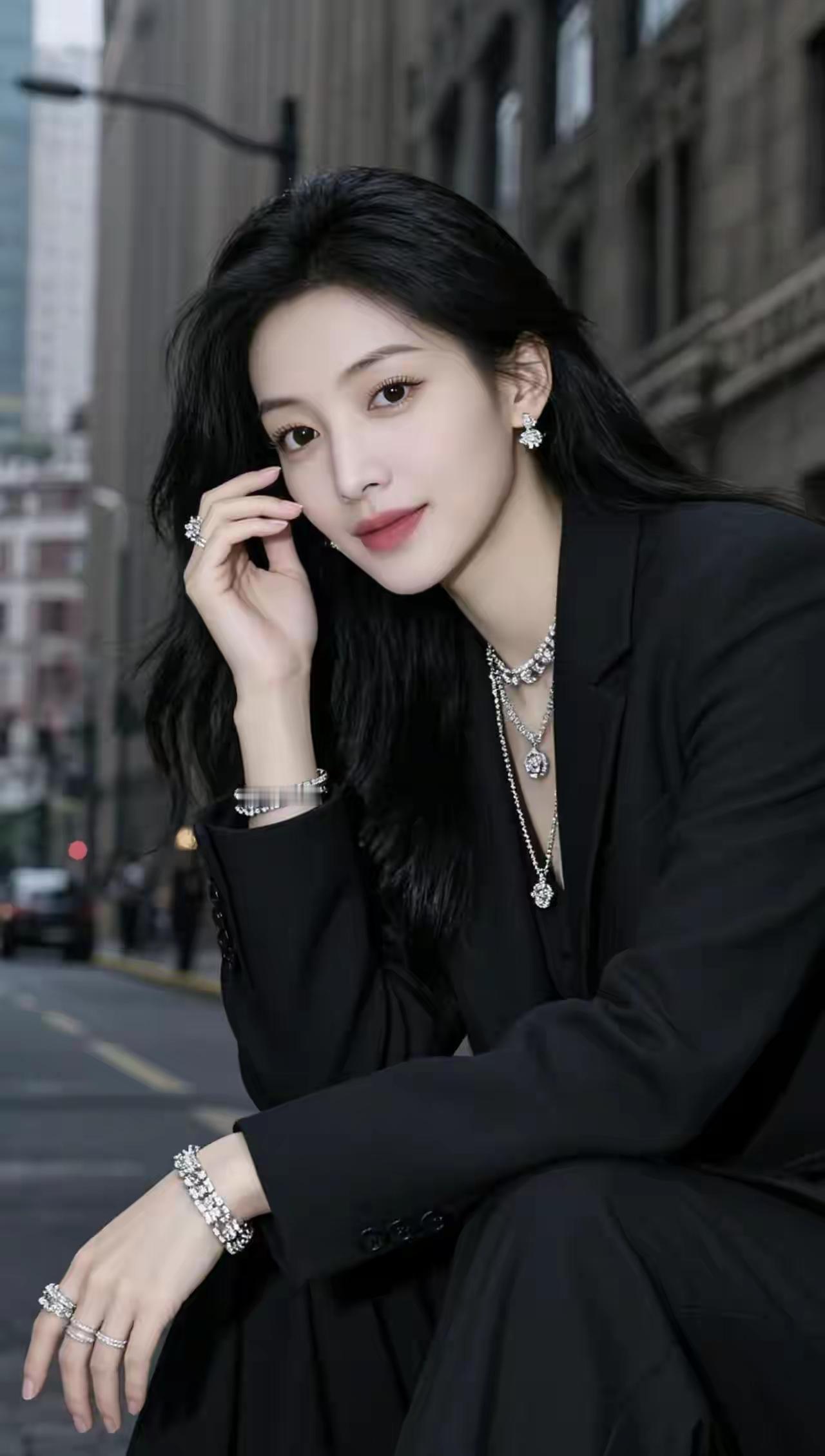 都市精英风范，黑西装配珠宝，尽显优雅气质！