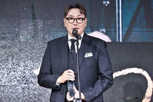 韩国一位律师举报了最初报导艺人赵震雄「未成年前科」的报社记者，称其违反了《少年法