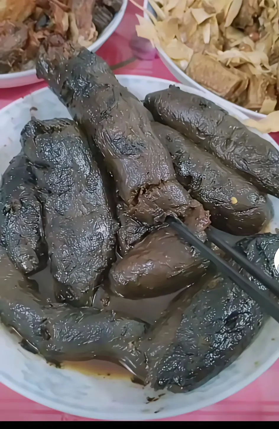 吃八大碗，上了一道特色菜，大家知道这道菜叫什么吗？是茄子？