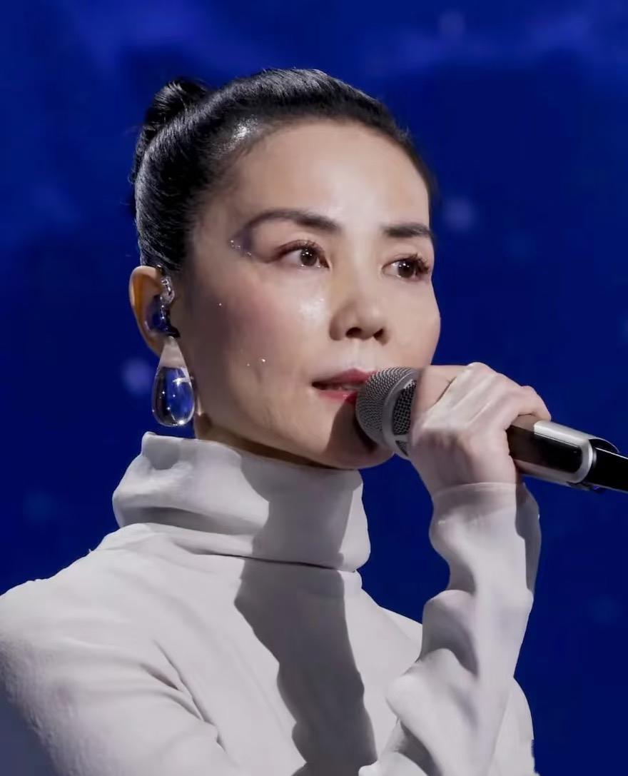 我有一种预感，王菲这次春晚又要火了，不是因为歌唱的太好听了，而是因为她这